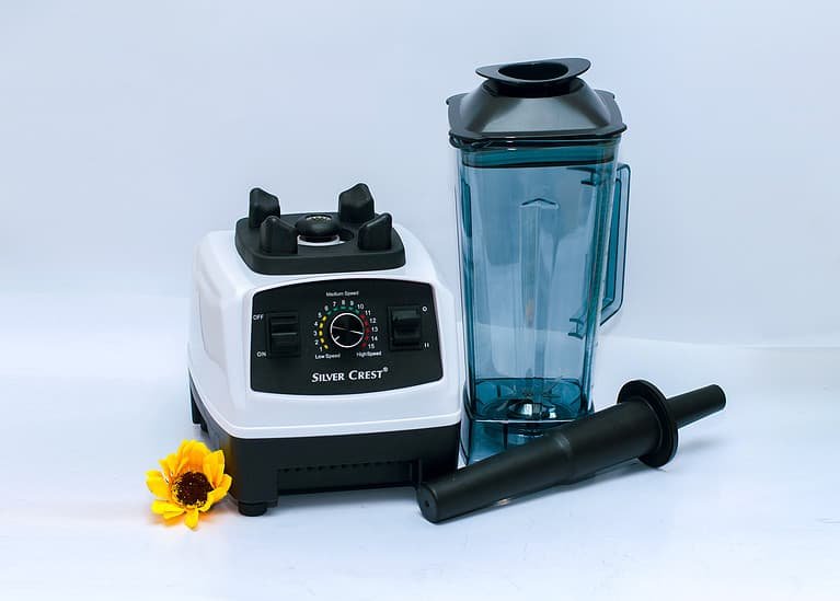 White 450 Watts silver crest blender