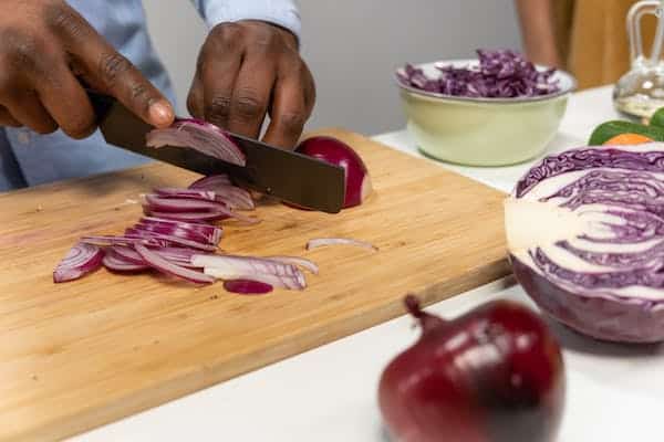 Cooking tips for beginners - 6-Use bread to prevent teary eyes when cutting onions