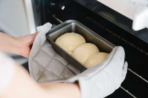 essential kitchen tools - oven mitts and kitchen napkins