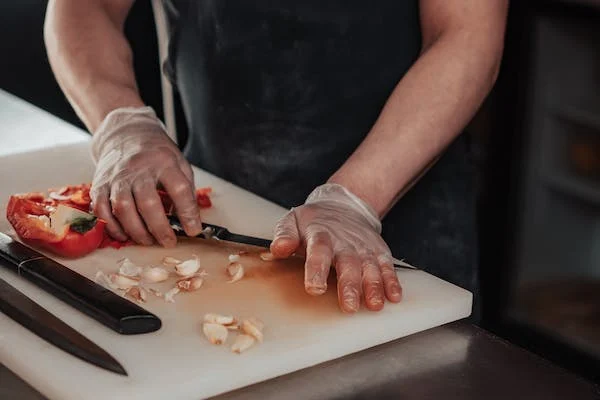 How to stay safe when using kitchen knives
