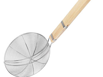 Stainless Steel Wire Skimmer with Long Wooden Handle for Homes, Hotels, and Restauran